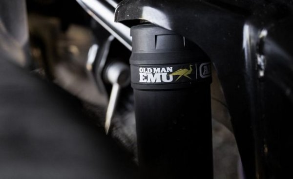 За Trailhunter, специалистите на Toyota работят в тясно сътрудничество с австралийската офроуд компания ARB за специални части, включително уникалното окачване Old Man Emu. 2,5-инчовите амортисьори с външни дистанционни резервоари са украсени с уникалното геометрично лого на ему на марката, докато други компоненти за всякакви терени като стоманената задна броня и куките за възстановяване гордо показват емблемата на ARB.